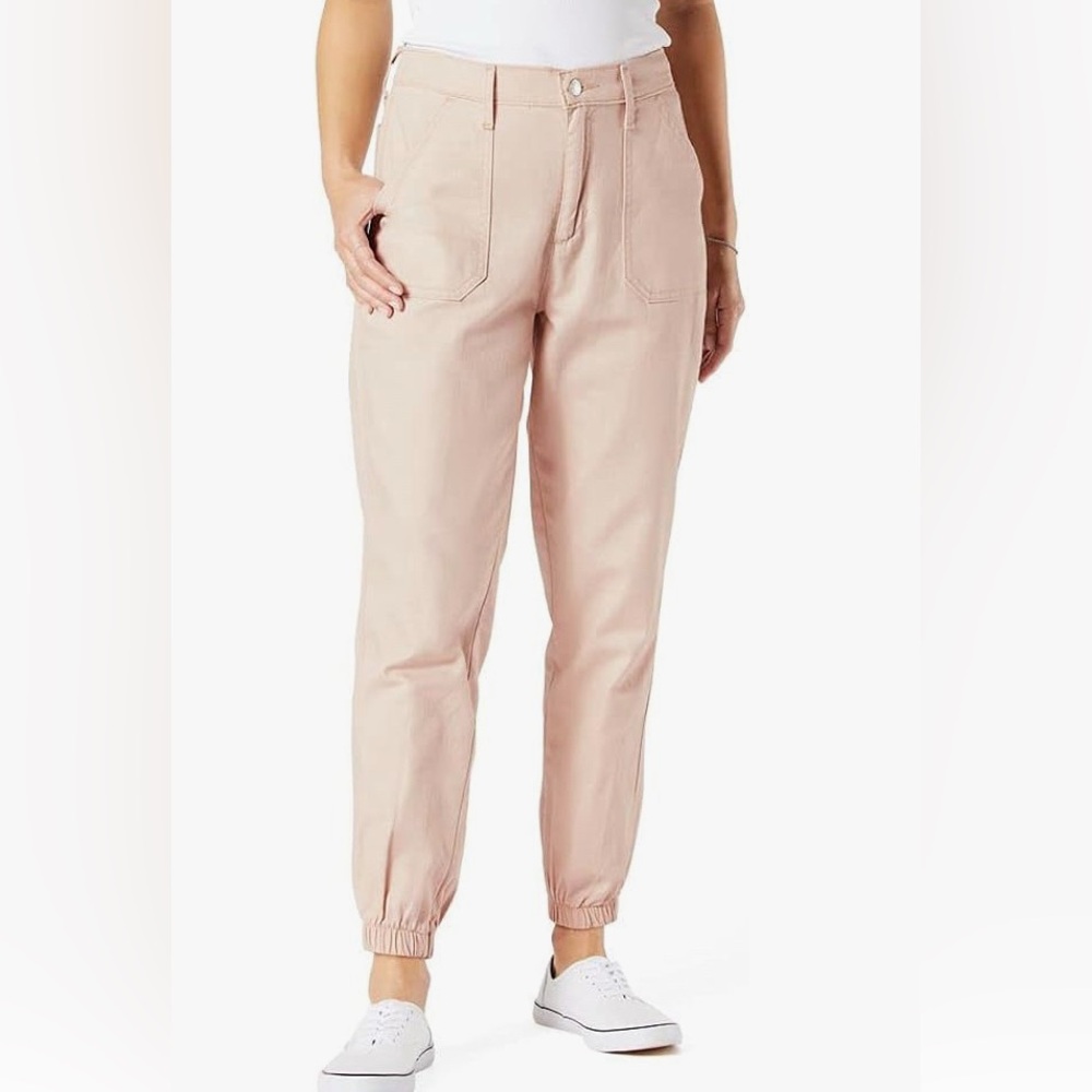 Levi’s cropped pants in a beautiful peach blush color! NWOT!